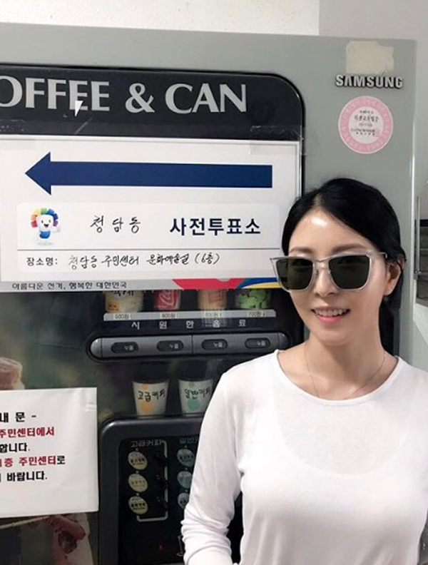 ▲가수 보아가 4일 오전 19대 대선 사전투표에 참여했다.(사진=인스타그램)