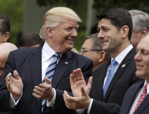 ▲도널드 트럼프 미국 대통령(왼쪽)이 4일(현지시간) 미국 워싱턴 백악관 로즈가든에서 폴 라이언(공화당) 하원의장과 함께 트럼프케어 통과를 자축하고 있다. 사진=AP뉴시스