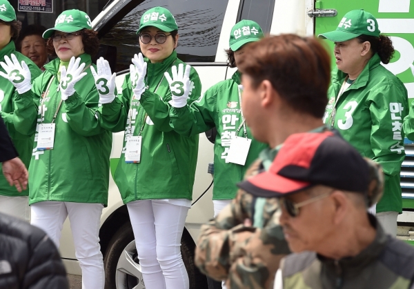 ▲국민의당 안철수 대선후보가 18일 대전을 돌며 유세활동을 펼치고 있는 가운데 대전 동구 중앙시장 앞에서 안 후보 선거유세 도우미들이 시민들의 시선을 끌고 있다. 이동근 기자 foto@(이투데이DB)