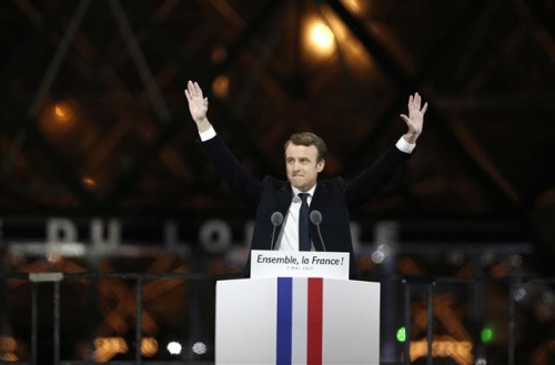 ▲에마뉘엘 마크롱이 7일(현지시간) 프랑스 대선 결선투표에서 승리를 확정지은 뒤 파리 루브르 박물관에서 열린 축하 집회에서 두 손을 번쩍 들고 있다. 파리/AP뉴시스