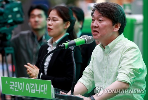 ▲국민의당 안철수 대선후보가 8일 오후 대전시 동구 중앙대로 문화의 거리에서 열린 집중유세에서 시민들의 지지를 호소하고 있다.(연합뉴스)