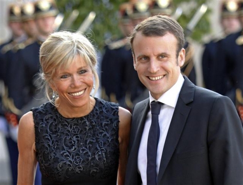 ▲에마뉘엘 마크롱(오른쪽) 프랑스 대통령 당선인과 부인 브리짓 트로뉴. 사진=AP뉴시스