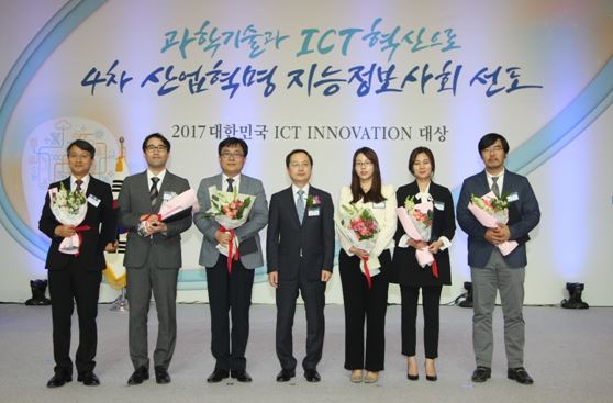▲유니온커뮤니티는 백영현(왼쪽 두번째) 연구소장이 ICT 이노베이션대상 미래창조과학부 장관상을 수상했다고 8일 밝혔다.
(사진 = 유니온커뮤니티 제공)