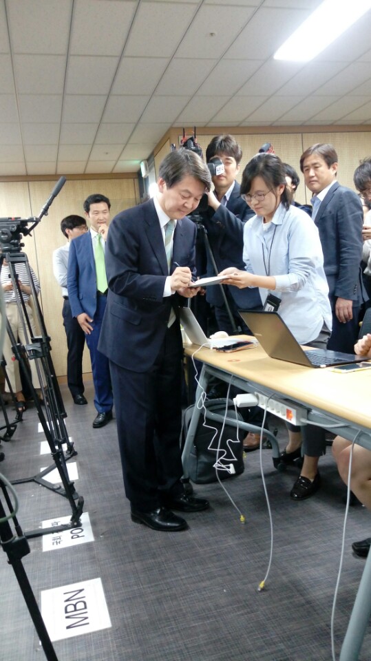 ▲안철수 국민의당 대선후보(가운데)가 9일 오후 서울 여의도 당사에서 사인 요청에 응하고 있다.