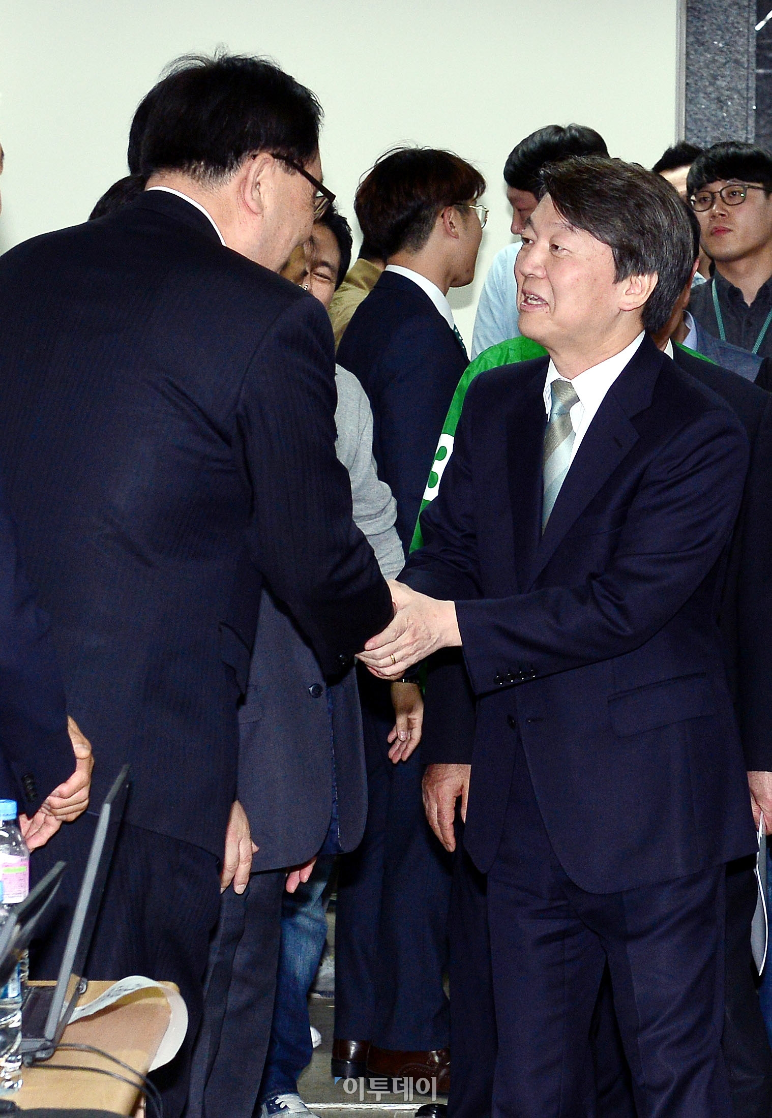 [포토] 당직자 격려하는 안철수