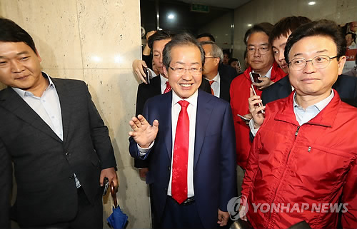 ▲자유한국당 홍준표 후보가 9일 오후 서울 여의도 당사에 도착해 당직자들과 인사하고 있다.(연합뉴스)