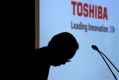 ▲지난달 11일(현지시간) 도시바의 나카와 사토시 도시바 사장이 일본 도쿄의 기자회견장에서 머리를 숙이고 있다. 출처 = AP연합뉴스