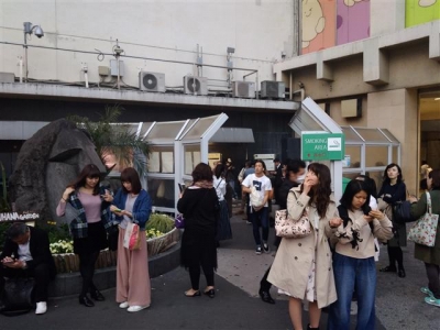 ▲도쿄 시부야역 인근에 설치된 개방형 흡연공간.