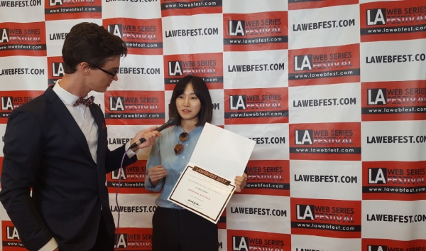 ▲LA웹페스트에서 ‘시각효과상’을 수상한 뒤 수상소감을 밝히는 지아영 미술감독(출처=72초TV)