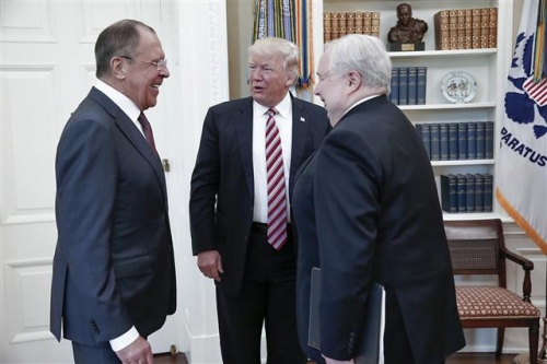 ▲도널드 트럼프(가운데) 미국 대통령이 10일(현지시간) 백악관에서 세르게이 라브로프(왼쪽) 러시아 외무장관, 세르게이 키슬랴크 미국 주재 러시아 대사와 만나고 있다. 워싱턴/AP뉴시스