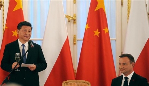 ▲시진핑(왼쪽) 중국 국가주석이 지난해 6월 20일(현지시간) 폴란드 바르샤바 방문 중 국빈만찬에서 연설하고 있다. 바르샤바/AP뉴시스