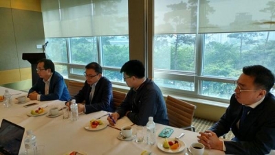 ▲류둥하이 디신퉁 회장(왼쪽에서 두 번째)이 11일 서울 여의도에서 진행된 기자간담회에 참석해 향후 사업 전략을 발표하고 있다.