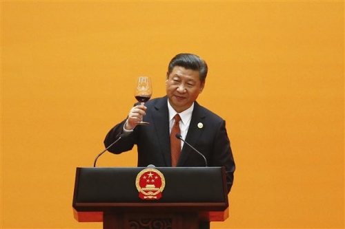 ▲시진핑 중국 국가 주석이 14일(현지시간) 베이징 인민대회당에서 열린 일대일로 포럼 환영 만찬회에서 건배를 제의하고 있다. 사진=AP뉴시스