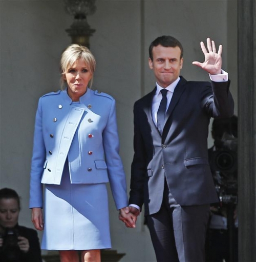 ▲에마뉘엘 마크롱(오른쪽) 프랑스 신임 대통령이 14일(현지시간) 브리짓 여사와 함께 파리 엘리제궁에서 전임자인 프랑수아 올랑드 전 대통령을 배웅하며 손을 흔들고 있다. 사진=AP뉴시스
