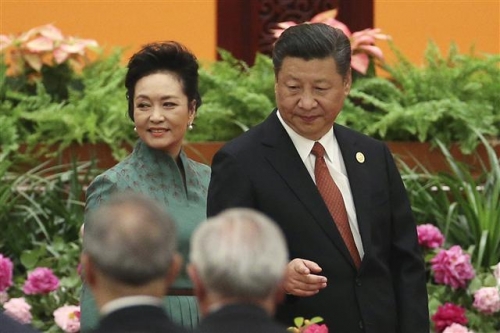▲시진핑(오른쪽) 중국 국가 주석이 14일(현지시간) 펑리위안 여사와 함께 베이징 인민대회당에서 열린 일대일로 포럼 환영 만찬회장에 도착한 모습. 사진=AP뉴시스