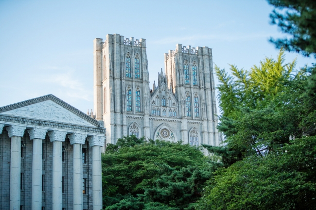 ▲경희사이버대학교 대학원은 오는 22일부터 6월 19일까지 2017학년도 후기 신·편입생을 모집한다.(사진제공=경희사이버대학교)