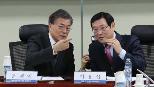 ▲문재인 대통령(왼쪽)과 이용섭 전 의원. 사진 = 연합뉴스 