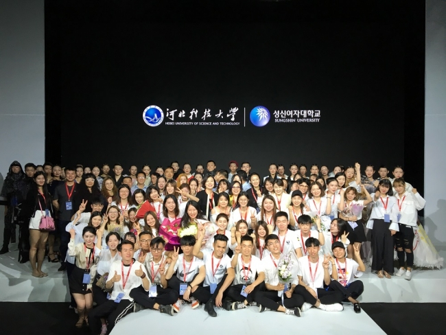 ▲성신여대는 중국 허베이과기대와 함께 운영하고 있는 한·중합작전공 의류디자인전공 학생들이 베이징 751D•PARK 에서 개최 중인 2017 중국 국제대학생패션위크에 참가했다고 18일 밝혔다.(사진제공=성신여대)