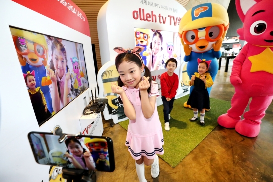 ▲KT는 18일 서울 광화문 KT스퀘어에서 세계 최초 IPTV 하이퍼 VR 서비스인 ‘TV쏙’을 선보였다. KT스퀘어에 마련된 체험존에서 홍보모델이 아이가 TV 속으로 들어가는 TV쏙 서비스를 시연하고 있다.(사진제공= KT)