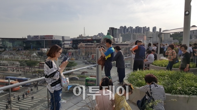 ▲20일 시민에게 처음으로 개방한 '서울로 7017'을 방문한 대다수의 시민들은 처음 발을 디디는 순간에는 “와!”라는 탄성을 먼저 외치곤 했다.(김정웅 기자 cogito@)
