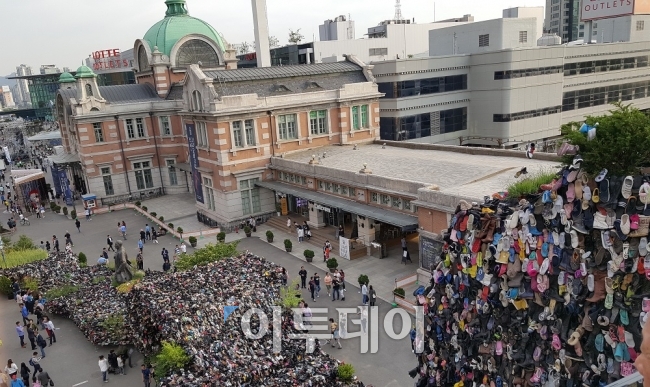 ▲‘슈즈트리’는 실패작이었다. '서울로 7017'에서 '슈즈트리'가 잘 보이는 서울역 인근을 지나는 시민들은 “어휴 흉물스러워라”, “유튜브에 올라온 그 흉물이 이거래!”, “차라리 이걸 열대지방 못 사는 사람들을 주는게 낫지…”와 같은 불쾌감을 드러냈다.(김정웅 기자 cogito@)