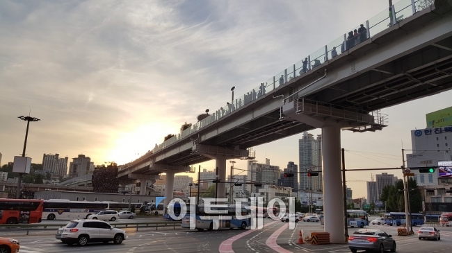 ▲서울로 7017이 방문한 많은 시민들에게 가장 큰 즐거움을 제공하는 제1의 콘텐츠는 뭐니뭐니해도 높은 곳을 걸으며 둘러보는 ‘서울의 아름다운 경관’이었다. 이를 효과적으로 부각시킬 수 있을만한 서울시의 고민이 충분하다면 서울로 7017은 서울을 대표하는 또 하나의 랜드마크가 되기에 충분해 보였다.(김정웅 기자 cogito@)