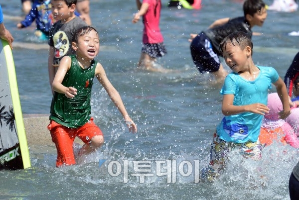 ▲무더운 날씨를 보인 21일 서울 여의도 한강공원 물빛광장에서 어린이들이 물놀이를 즐기고 있다. 

