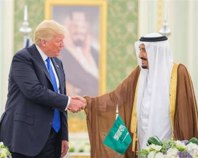 ▲도널드 트럼프(왼쪽) 미국 대통령이 20일(현지시간) 사우디아라비아의 수도 리야드에서 사우디 와 살만 빈 압둘아지즈(오른쪽)와 만나 악수를 하고 있다. 출처 = EPA연합뉴스