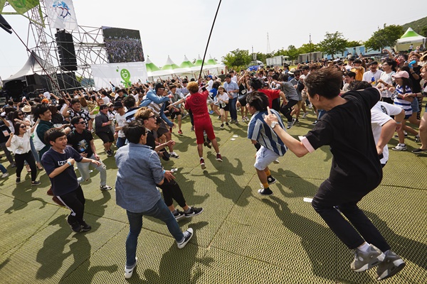 ▲'그린 플러그드' 공연을 즐기는 관객들(사진=PRM)