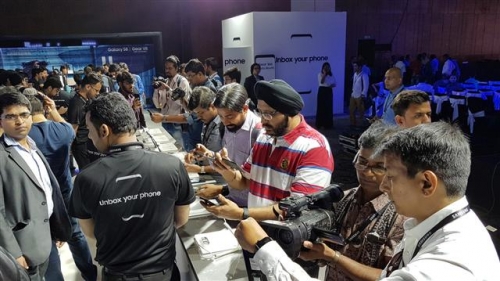 ▲지난 달 19일(현지시간) 인도 뉴델리에서 진행된 '갤럭시 S8'·'갤럭시 S8+' 미디어 행사에서 소비자들이 제품을 체험하고 있다. 사진제공 삼성전자