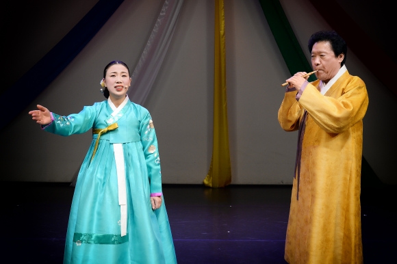 ▲유지숙 명창의 소리에 흥을 돋우는 최경만 명인(사진=부지화 예술단)