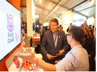 ▲네덜란드 콘스탄틴 왕자가 18~19일 개최된 TNW컨퍼런스에서 한국 공동관을 방문해 설명을 듣고 있다. (사진제공=중기청)