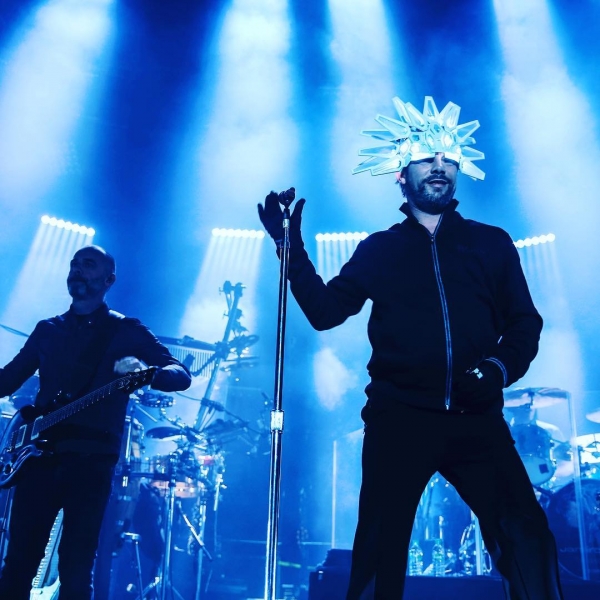 ▲밴드 자미로콰이, 오른쪽에 멤버 제이케이(사진=공식 SNS)