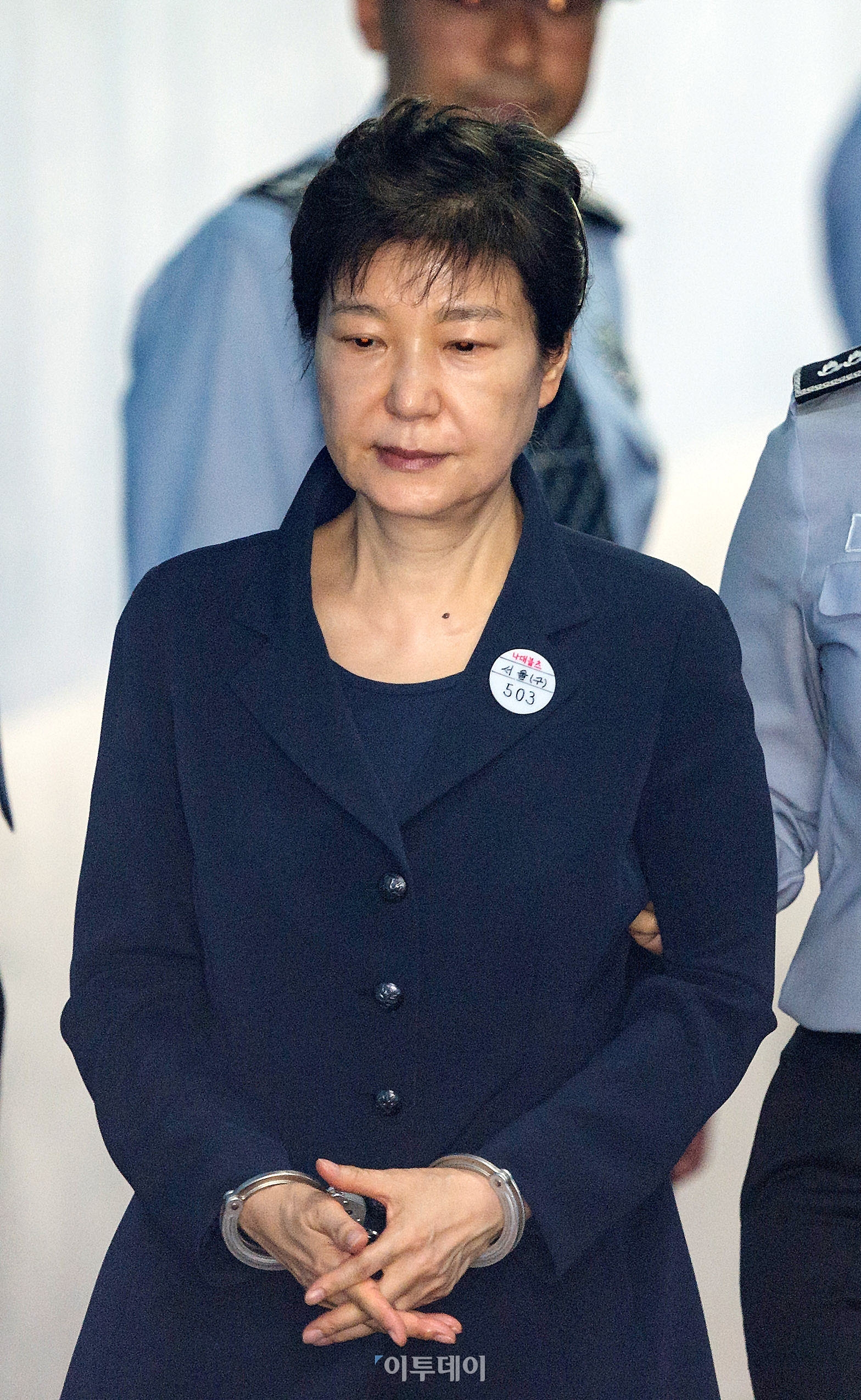 [포토] 53일만에 모습드러낸 박 전 대통령…올림머리는 그대로