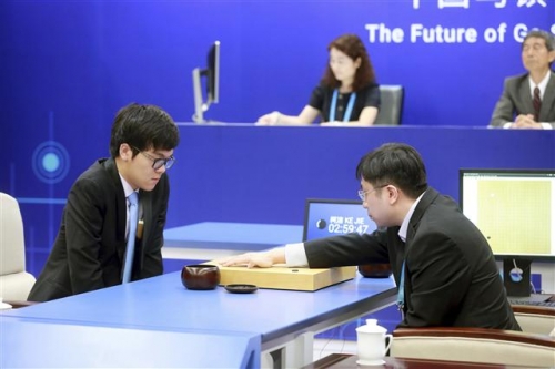 ▲중국 우전에서 23일(현지시간) 커제(왼쪽) 9단과 구글의 AI 바둑 프로그램 알파고가 대국을 벌이고 있다. 우전/AP뉴시스  
