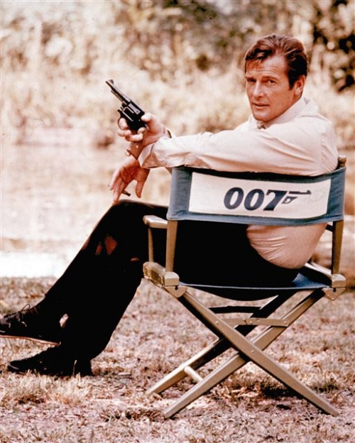 ▲영국 영화 007 시리즈의 제임스 본드 역으로 명성을 떨친 로저 무어가 23일(현지시간) 별세했다. 무어가 지난 1972년 그가 출연한 첫 007 영화 ‘죽느냐 사느냐’ 촬영장에서 총을 들고 포즈를 취하고 있다. AP뉴시스
