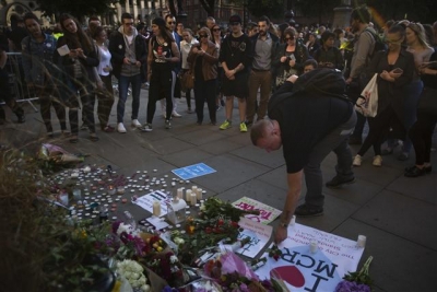 ▲영국 맨체스터 알버트 광장에서 23일(현지시간) 시민들이 테러 희생자들을 추모하고 있다. 출처 = AP연합뉴스