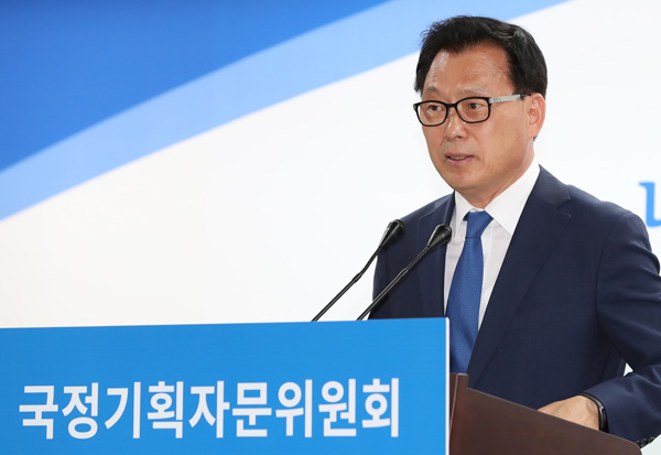 ▲박광온 국정기획자문위원회 대변인이 22일 서울 종로구 통의동 금융감독원 연수원에서 열린 국정기획자문위원회 제1차 전체회의를 마친 뒤 브리핑을 하고 있다. (연합뉴스)