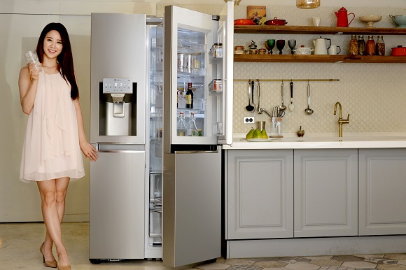 ▲LG전자는 25일 607리터 용량의 세미빌트인 양문형 냉장고에 얼음정수기를 결합한 신제품을 선보였다. LG전자 모델이 LG 디오스 세미빌트인 얼음정수기 냉장고 신제품을 소개하고 있다. (사진제공=LG전자)