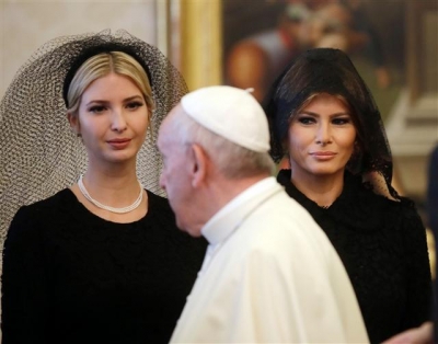▲도널드 트럼프 미국 대통령의 맏딸 이방카 트럼프(왼쪽)와 영부인 멜라니아 트럼프(오른쪽)이 24일 바티칸 교황 사저인 사도궁전에서 프란치스코 교황을 만났다. 출처 = AFP연합뉴스