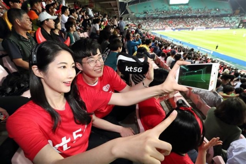 ▲23일 한국과 아르헨티나전이 열린 전주월드컵경기장에서 관람객들이 KT가 구축한 5G 미디어 서비스를 즐기고 있다. 사진제공 KT