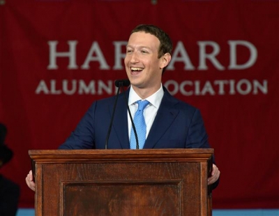 ▲페이스북의 마크 저커버그 CEO가 25일(현지시간) 모교 하버드대학교에서 졸업식 축사를 했다. 출처 = AFP연합뉴스