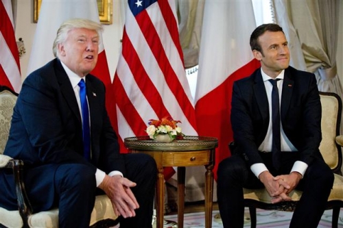 ▲도널드 트럼프(왼쪽) 미국 대통령이 25일(현지시간) 벨기에 브뤼셀 미국 대사관에서 에마뉘엘 마크롱 프랑스 대통령을 만난 모습. 사진=AP뉴시스