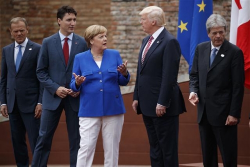 ▲주요 7개국(G7) 정상회의가 26일(현지시간) 이탈리아 시칠리아의 휴양지 타오르미나에서 개막한 가운데 도널드 트럼프(오른쪽에서 두 번째) 미국 대통령이 앙겔라 메르켈(왼쪽에서 세 번째) 독일 총리와 대화를 나누고 있다. 타오르미나/AP뉴시스 