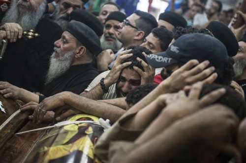 ▲이집트에서 26일(현지시간) 콥트교 신도들이 탄 버스가 테러를 당해 28명이 사망한 사고가 일어난 이후 한 희생자 장례식에서 가족들이 오열하고 있다. EPA연합뉴스