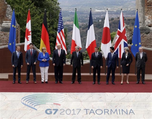 ▲주요 7개국(G7) 정상들이 26일(현지시간) 이탈리아 시칠리아 섬 타오르미나에서 회의에 들어가기 전 단체 사진을 찍고 있다. 도널드 트럼프 미국 대통령은 이틀간의 회의에서 무역과 기후변화 등 이슈에서 다른 정상과 첨예하게 대립했다. 타오르미나/AP뉴시스