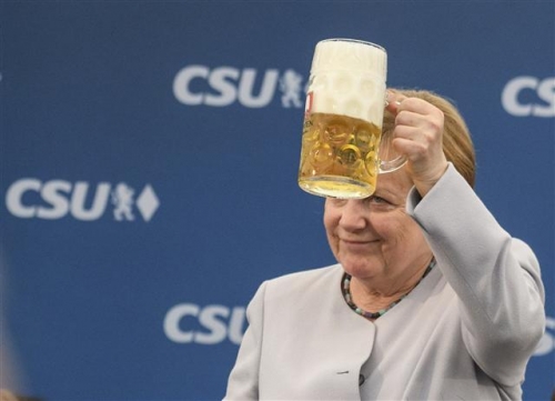 ▲앙겔라 메르켈 독일 총리가 28일(현지시간) 뮌헨에서 가진 정치 집회에서 맥주잔을 들어보이고 있다. 그는 이 자리에서 유럽이 자신의 운명을 위해 스스로 싸워야 한다고 강조했다. 뮌헨/AP뉴시스