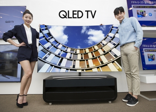 ▲삼성전자 모델들이 29일 QLED TV 'Q8(커브드)' 75형을 소개하고 있다.(사진제공=삼성전자)