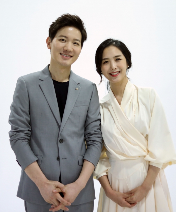 ▲김정근, 이지애 부부(출처=서경덕 교수팀 제공)