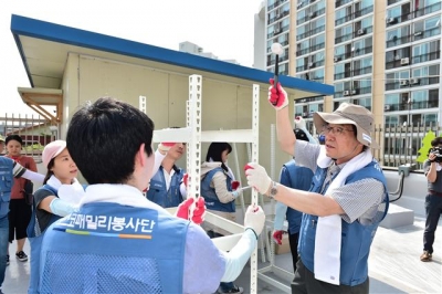 ▲권오준(오른쪽) 포스코 회장이 지난해 5월 진행된 철든 나눔 봉사활동에 참여해 집수리를 하고 있다.사진제공 포스코
